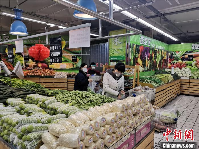 &nbsp;&nbsp;&nbsp;&nbsp;绥芬河最大的食品供应超市，食品进行分装，顾客自行选购　钟欣　摄