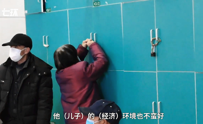 阮秀音疫情期间在医院时把自己的东西放进柜子里。 截屏图