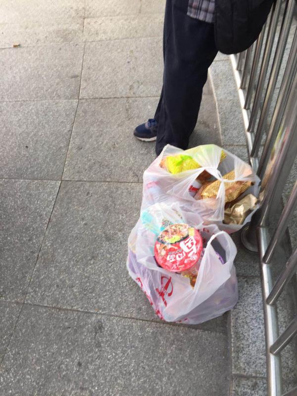 龚平给流浪者们买的食物。  受访者供图