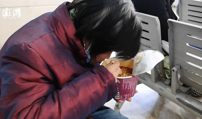 阮秀音在吃泡面。 截屏图