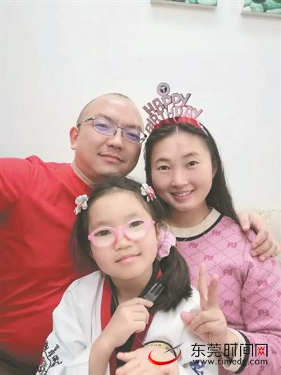 ▲张言和爸爸妈妈 受访者供图