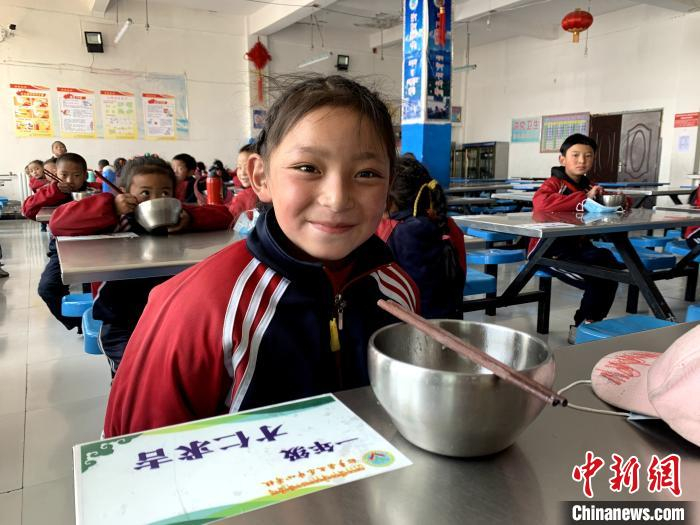 图为在食堂刚结束午餐的一年级学生才仁求吉。　李江宁 摄