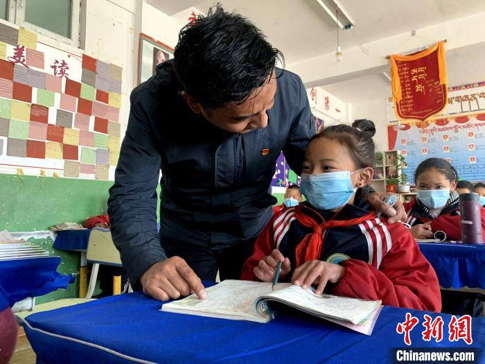 图为文乐中心寄校党支部书记才仁尼玛正在给学生上课。　李江宁 摄