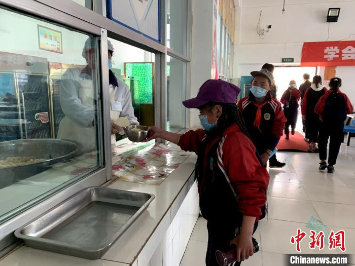 图为文乐中心寄校的学生正在有序打饭。　李江宁 摄