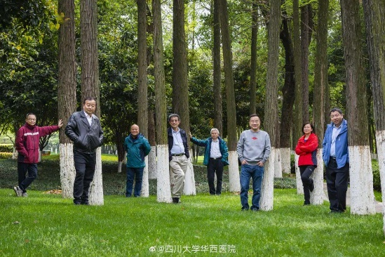  “重症八仙”，左三为郑瑞强