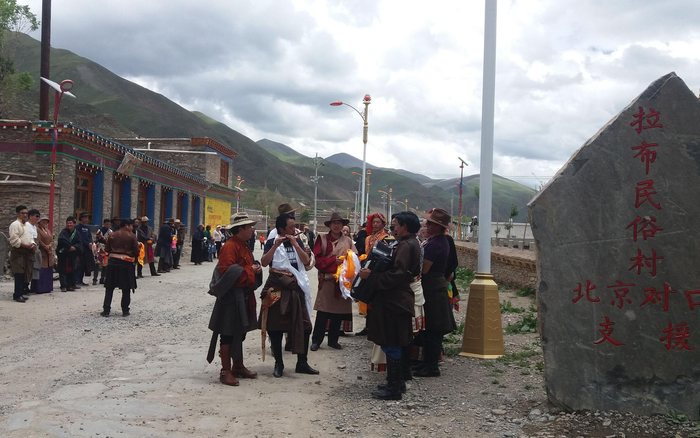 北京对口援建的称多县拉布民俗村。受访者供图