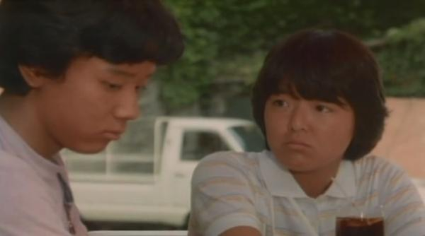 由尾美利德（左）和小林聪美主演的《转校生》讲述少男少女身体互换