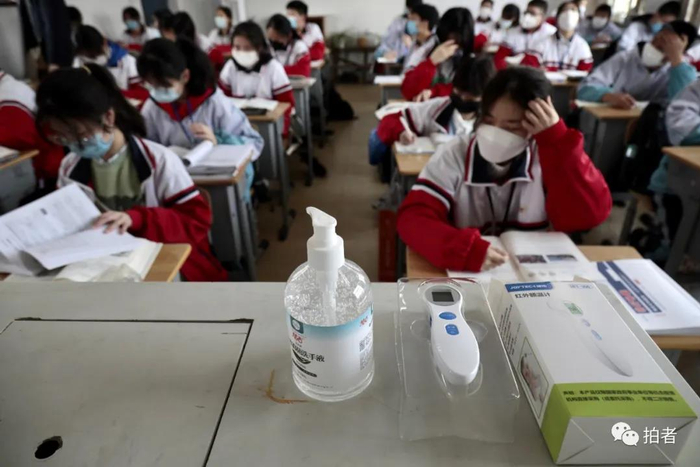 △ 教室内配备的酒精和免洗洗手液等防疫物资。