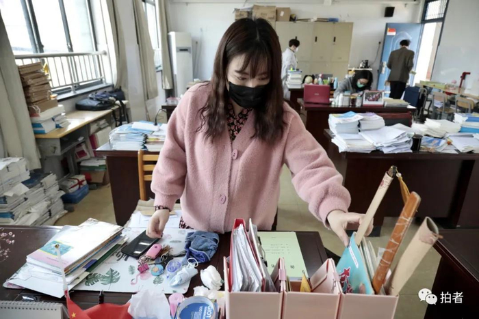 △ 办公室调整布局，老师由原本面对面坐改为同向而坐。