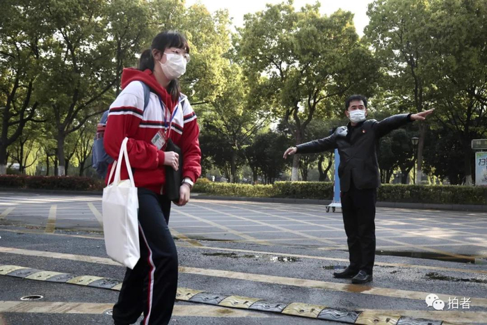 △ 老师指导学生有序入校。