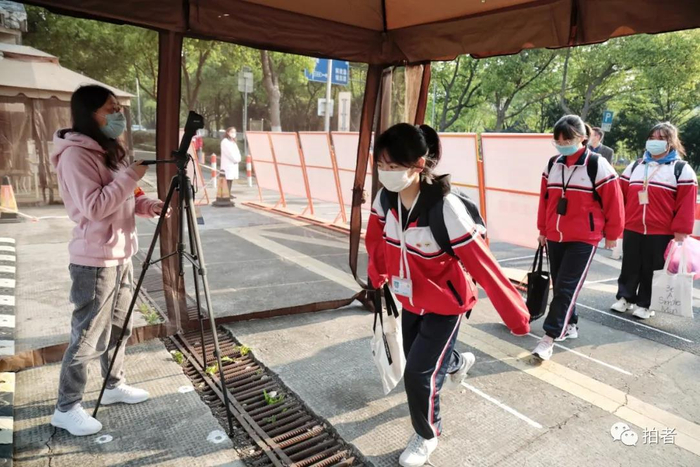 △ 学生进校门前测体温。