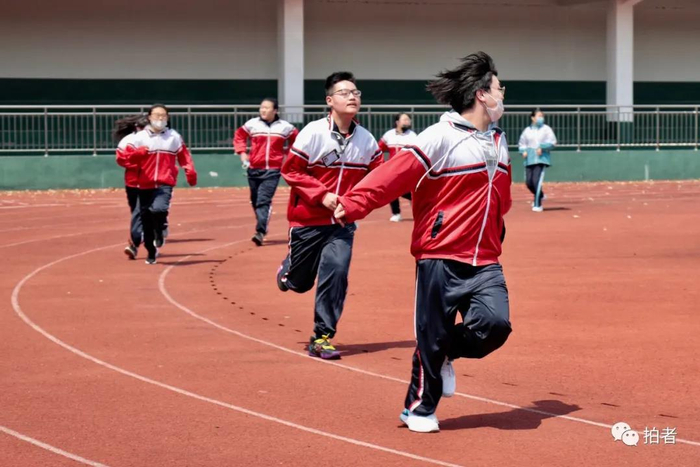 △ 课间，学生在操场上撒欢。