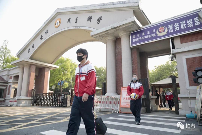 △ 返校学生保持一定间距入校。