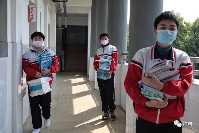 △ 学生领取新习题册。