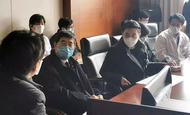 李少冬（左二）督导南通疫情防控