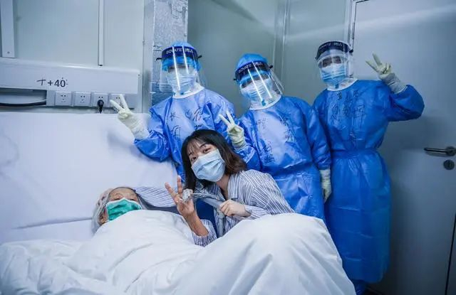 吴尚哲与外婆。受访者供图