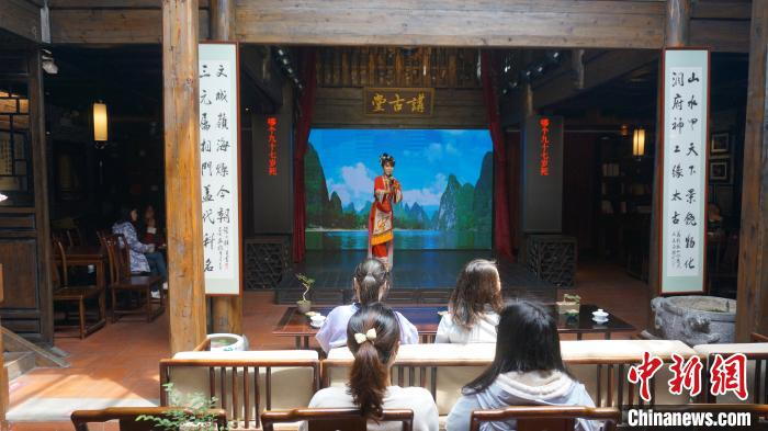 图为东西巷“讲古堂”为游客展演彩调。　欧惠兰 摄