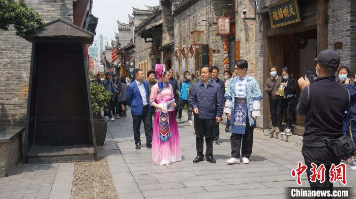 图为桂林市长秦春成通过口碑直播间带全国网友“云”逛“东西巷”。　欧惠兰 摄