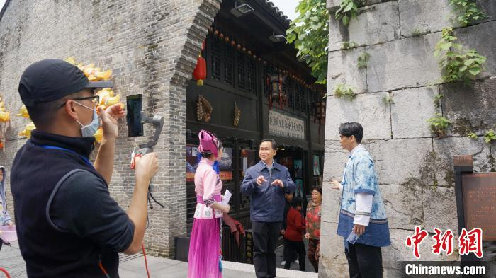 图为桂林市长秦春成通过口碑直播间带全国网友“云”逛“东西巷”。　欧惠兰 摄