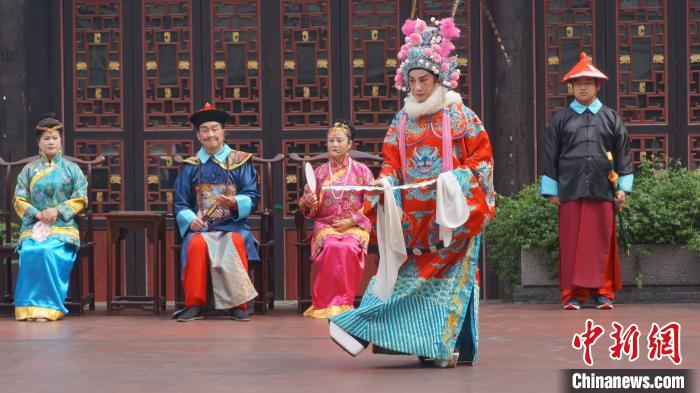 图为桂林东西巷的桂剧展演。　欧惠兰 摄