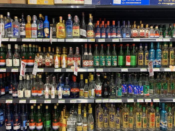 北京市丰台区大商超市的牛栏山光瓶酒。中国商报记者周子荑/摄