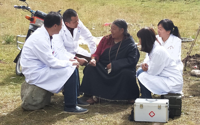 北京援青医生深入牧区为患者看病。北京青海玉树指挥部供图