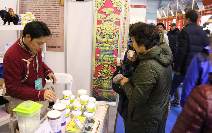 参加北京特色产品展销会。北京青海玉树指挥部供图