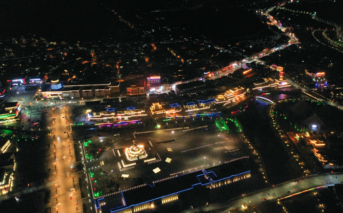 这是4月9日拍摄的青海省玉树藏族自治州玉树市夜景（无人机照片）。新华社记者 张宏祥 摄