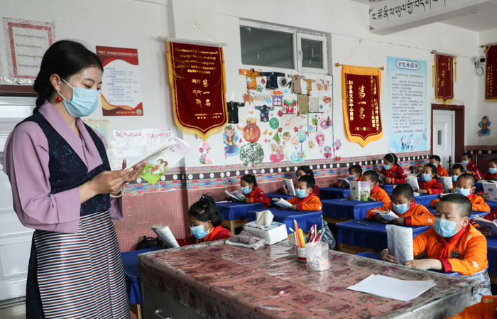 学生们在青海省玉树藏族自治州称多县的中刚友谊小学内上课。本报记者薛玉斌摄