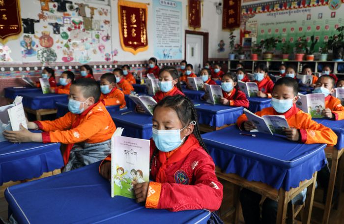 学生们在青海省玉树藏族自治州称多县的中刚友谊小学内上课。本报记者薛玉斌摄