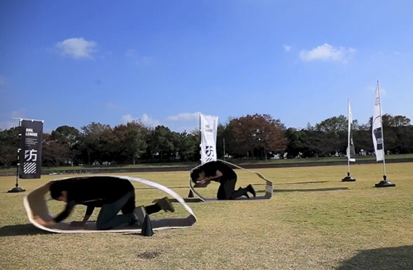 这是在进行模拟火灾逃生的爬行竞速运动。