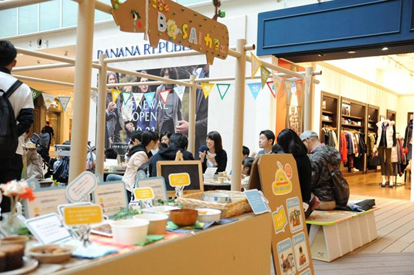 在商场里搭起的防灾咖啡厅是一个让人放松谈笑的空间。