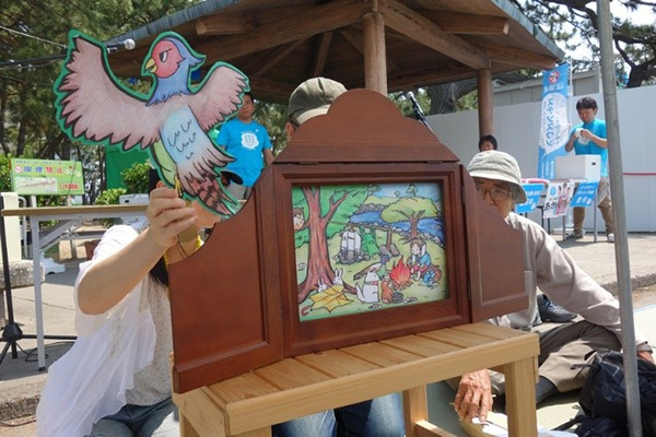 由+arts 组织的活动中的“纸芝居”表演