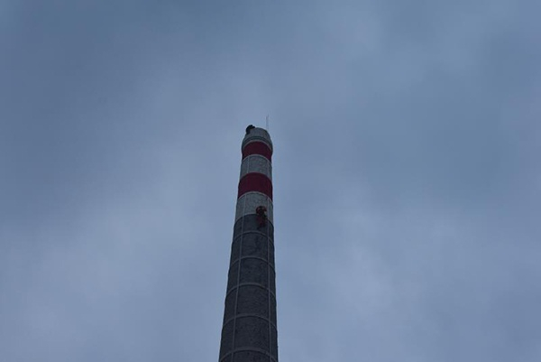 消防员正往烟囱顶上爬。受访者供图