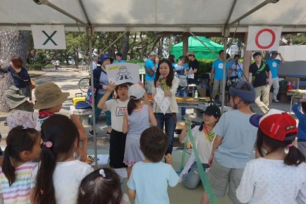 在提问环节里，小朋友和主持人进行互动