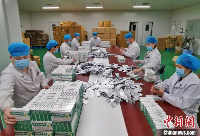 资料图：山东省中医院制剂中心的药师们正在包装中药制剂。　赵晓 摄