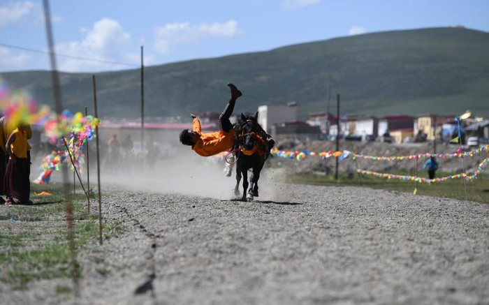 藏族同胞在赛马，资料图，摄于2018年。新京报记者 王颖 摄