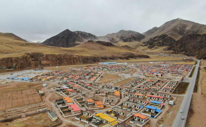 　　这是在青海省玉树藏族自治州杂多县萨呼腾镇拍摄的震后重建的闹丛村格桑小镇（3月30日摄，无人机照片）。新华社记者 张龙 摄