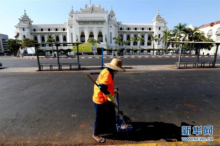 ▲4月11日，在缅甸仰光，一名环卫工人打扫街道。新华社发（吴昂 摄）