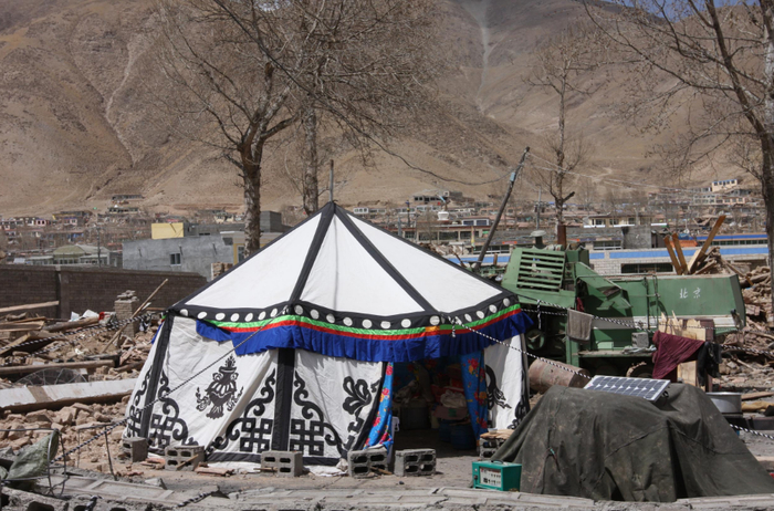 2010年4月16日在青海玉树地震灾区拍摄的救灾帐篷。