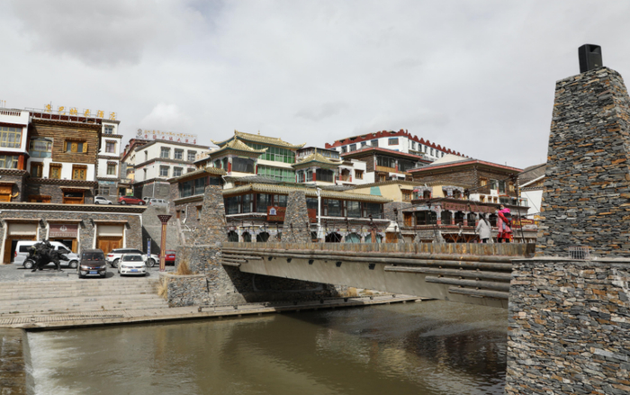 3月31日拍摄的青海省玉树藏族自治州玉树市街景。新华社记者 马千里 摄