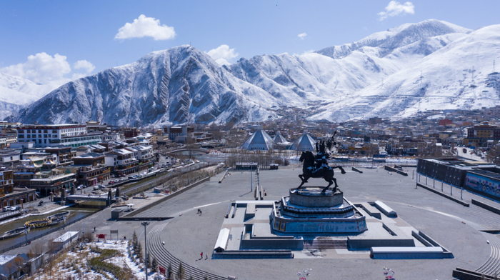 这是4月6日无人机拍摄的玉树市格萨尔广场。本报记者吴刚摄