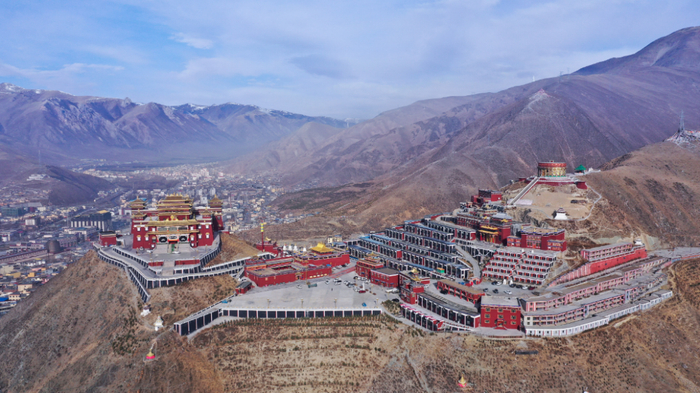 这是青海省玉树藏族自治州结古寺全景（4月2日摄，无人机照片）。新华社记者 吴刚 摄