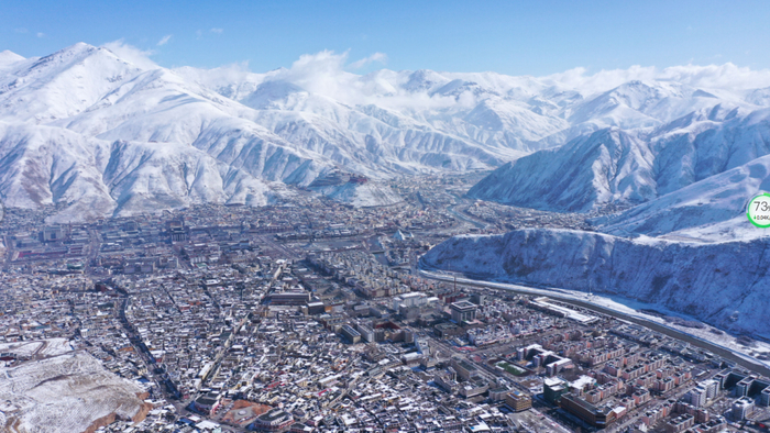 这是4月6日无人机拍摄的玉树市全境。本报记者吴刚摄