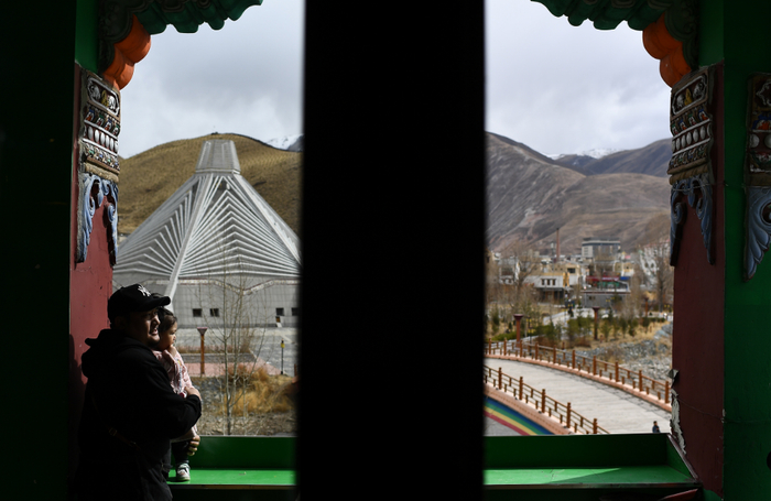4月10日，在青海玉树，才仁俄赛和女儿在餐厅门口。新华社记者 张宏祥 摄