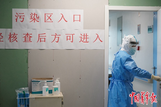 　　4月9日，李太生准备进入污染区查看病人。他与同事成建制接管了武汉同济医院中法新城院C栋9层病区，负责极危重病人的救治工作。4月12日下午，该病区清空。运行69天时间里，他们收治109名危重患者。