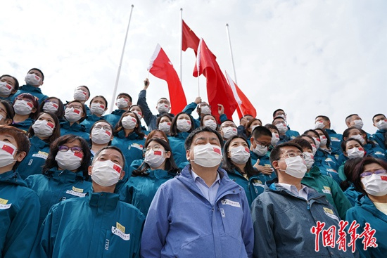 　　4月14日，武汉同济医院中法新城院区，本院医生为北京协和医院支援湖北医疗队举办欢送仪式，医疗队将在4月15日返回北京。武汉新冠肺炎疫情期间，总计有4.2万名医护人员援鄂，这是最后一支离开的支援湖北医疗队。李太生（前排左一男性）还将继续留守武汉，负责新冠肺炎患者救治和相关研究。