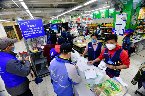 图说：达达快送骑士在沃尔玛门店取货 来源/采访对象供图