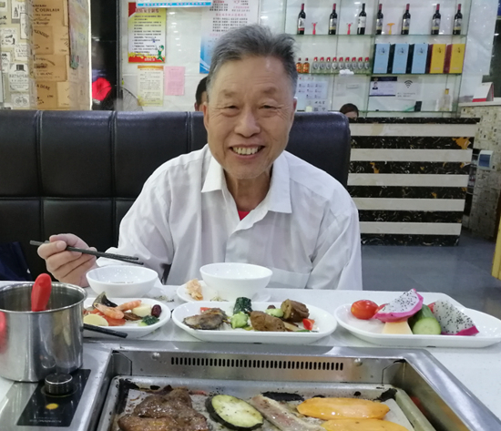 2019年5月，蔡德润70岁生日，女儿带他吃烤肉。受访者供图