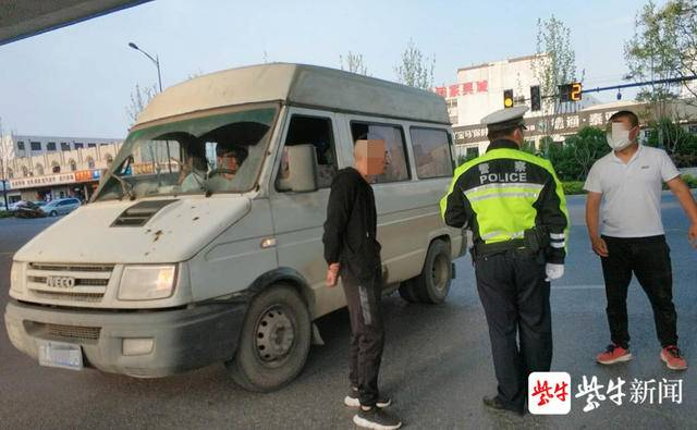 图为超载的面包车。